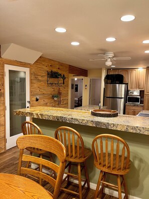 Køleskab, mikrobølgeovn, ovn, kogeplade