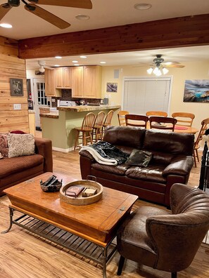 Smart TV, chimenea, reproductor de DVD y tenis de mesa 