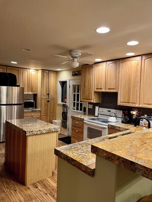 Fridge, microwave, oven, stovetop - Luxury Bear Retreat Cabin in Duck Creek Village, UT (Duck Creek Village)