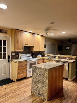 Køleskab, mikrobølgeovn, ovn, kogeplade