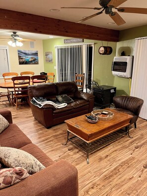 TV connectée, cheminée, lecteur de DVD, table de tennis de table