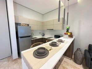 冷蔵庫、電子レンジ、オーブン、コンロ