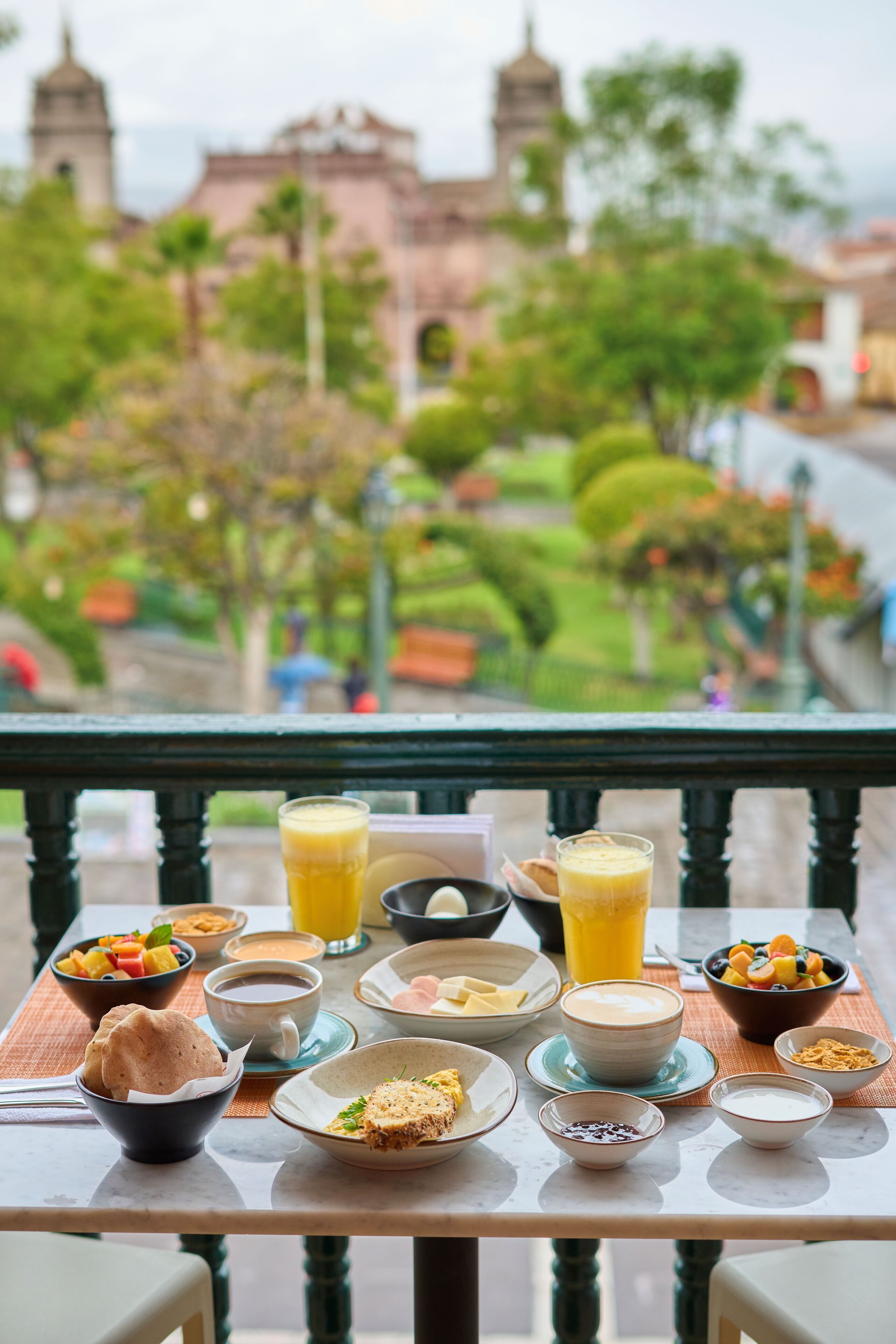 朝食 (フル ブレックファスト)、毎日提供 (無料)