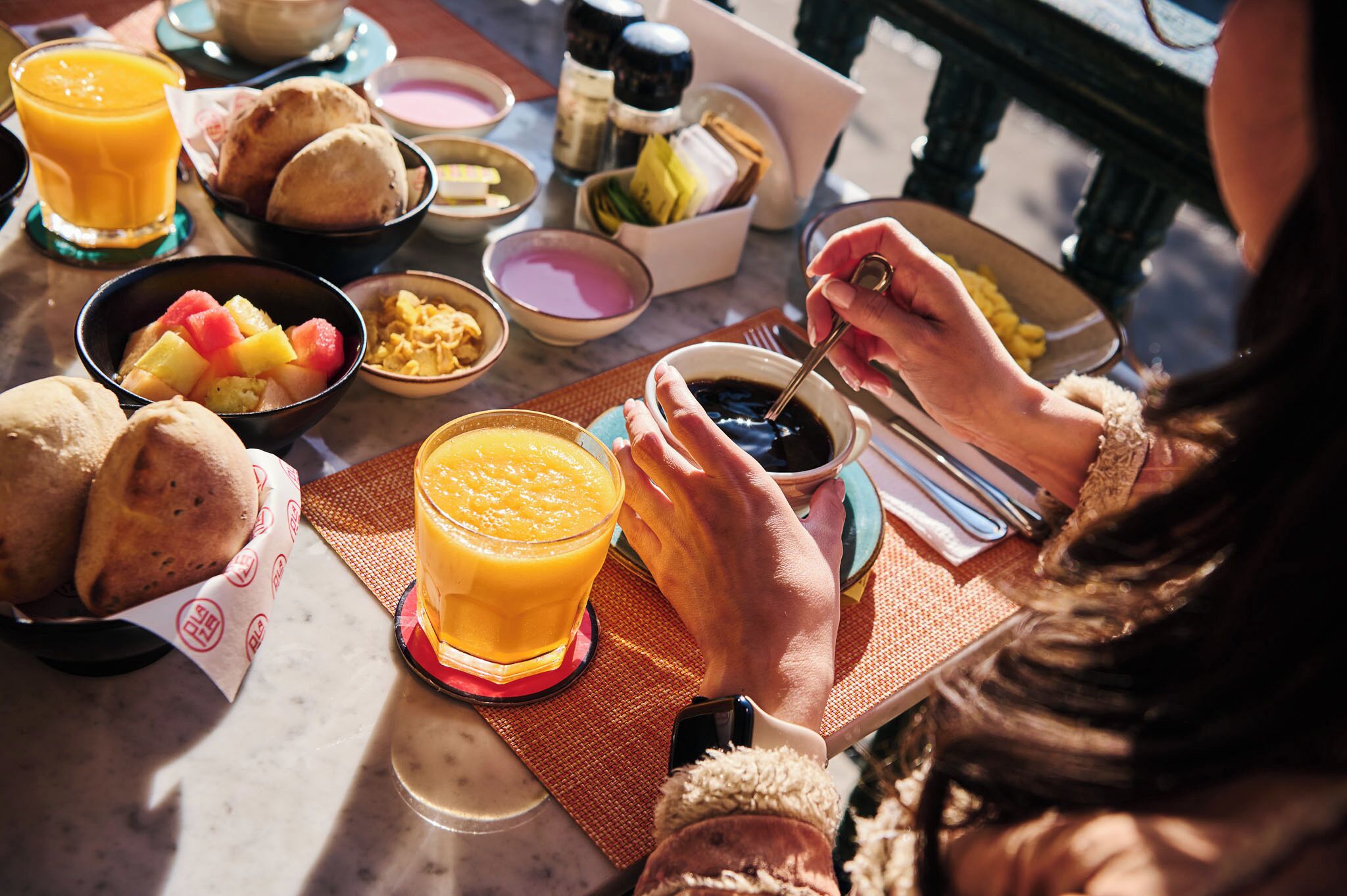 Un desayuno con diversas opciones de comida y bebidas sobre una mesa.