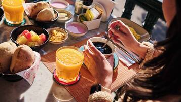 Un desayuno con diversas opciones de comida y bebidas sobre una mesa.