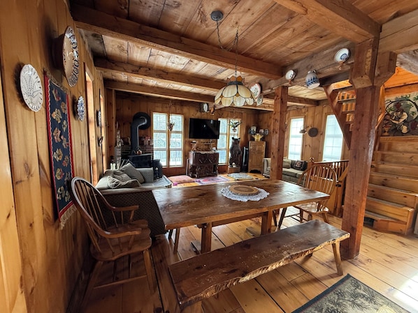 Smart TV, fireplace - Cozy 5-bedroom barn style home in Jamaica, with a sauna. (Jamaica)