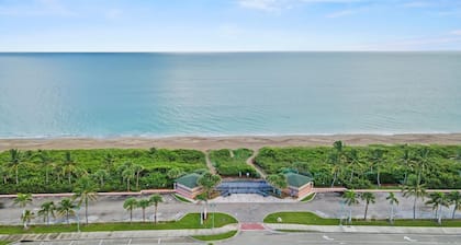 Renovated Beach Villa: 350ft to Ocean, Walk to Inlet & Jetty - 2BR/2BA Near Downtown Fort Pierce