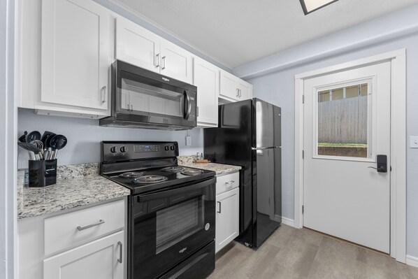 Réfrigérateur, micro-ondes, cafetière/bouilloire