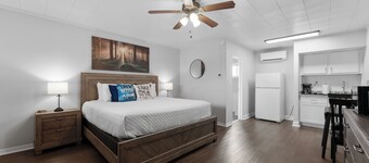 Lakeside Comfort: Your Perfect Getaway!