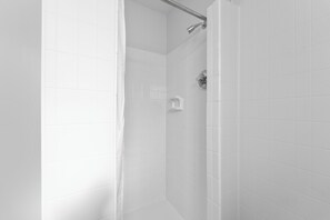 Shower, towels - Lakeside Comfort: Your Perfect Getaway! (Branson)