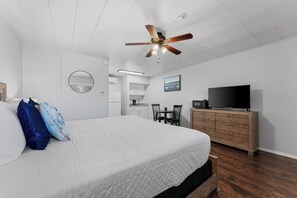 1 bedroom, Internet - Escape to Comfort and Convenience, Perfect Couples Getaway or Solo Retreat! (Branson)