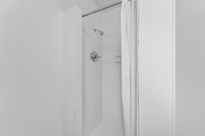 Shower, towels - Cozy Lake Getaway Retreat! (Branson)