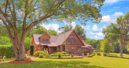 Rustic Cabin Retreat in the Antiques Room at the Cabin On The Lake!