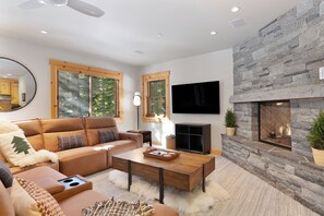 Smart TV, fireplace, books - Big Chief River Retreat-Located on Truckee River (Truckee)