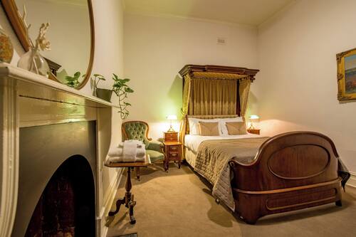 Queen Room 4 | Desk, iron/ironing board, free WiFi
