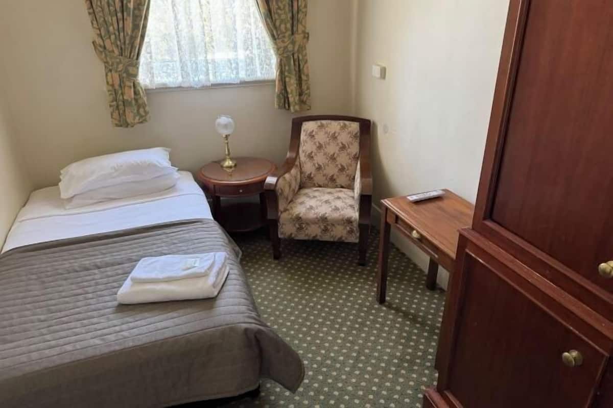 Desk, iron/ironing board, WiFi (free)