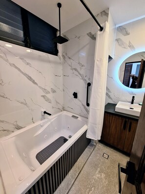 Bañera de hidromasaje, secador de pelo, toallas, jabón