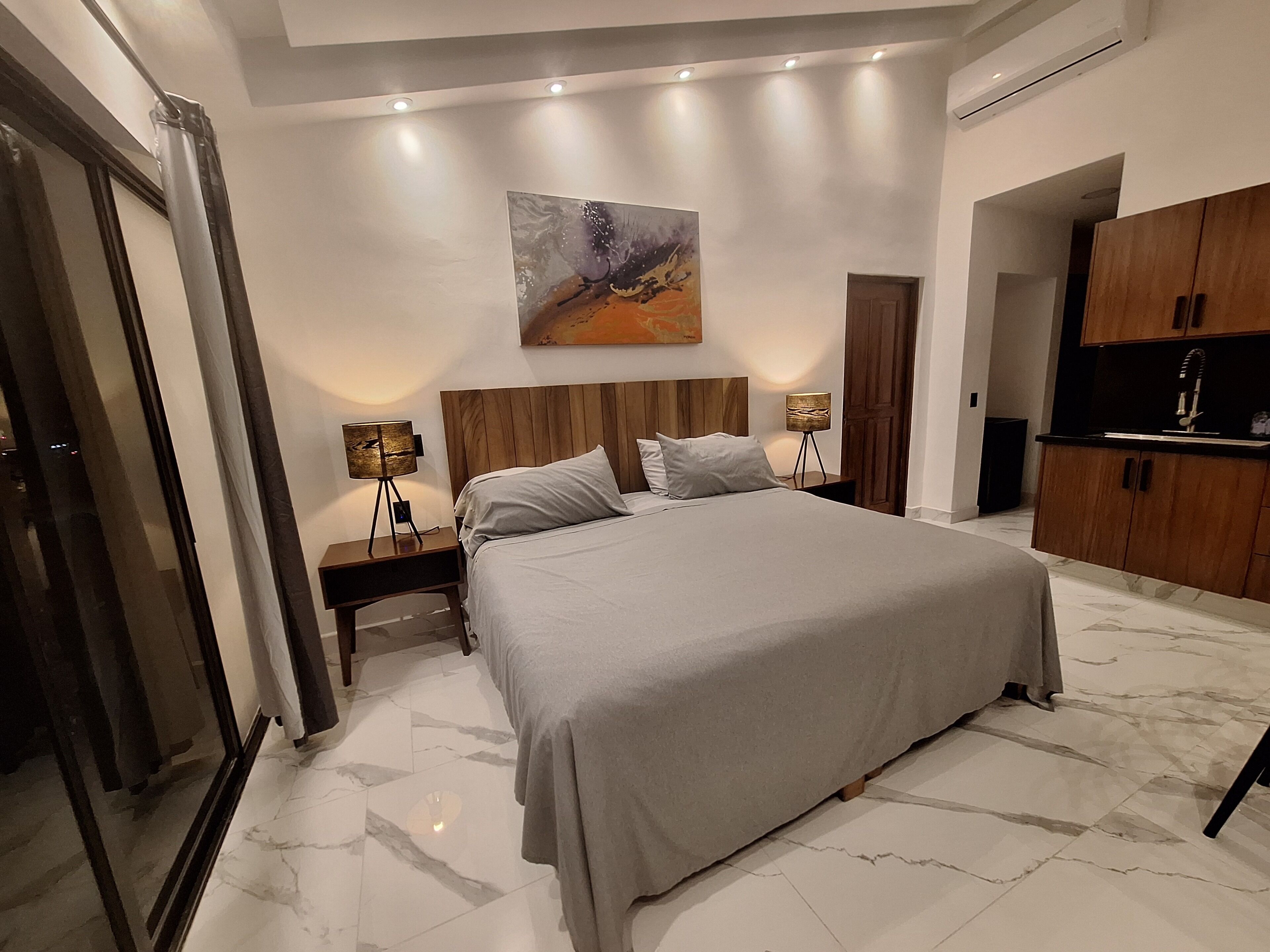 1 dormitorio, escritorio, wifi gratis y ropa de cama