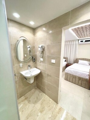 Dobbelt- eller tomannsrom – deluxe | Bad | Miljøvennlige toalettsaker, badekåper og tøfler