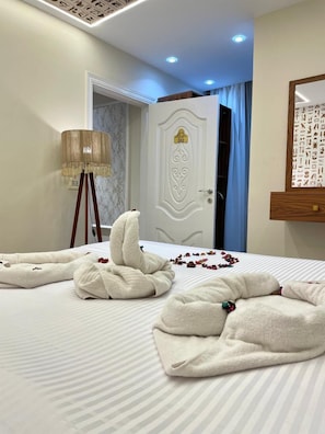 Classic Triple Room, Mountain View | Soundproofing, free WiFi - Miami Pyramids View (Giza)