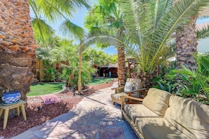 Terrace/patio - Outdoor Oasis Retreat 10-bedroom Sleeps 22, Sports,Amenities, Arcade, Sauna, Spa (Las Vegas)
