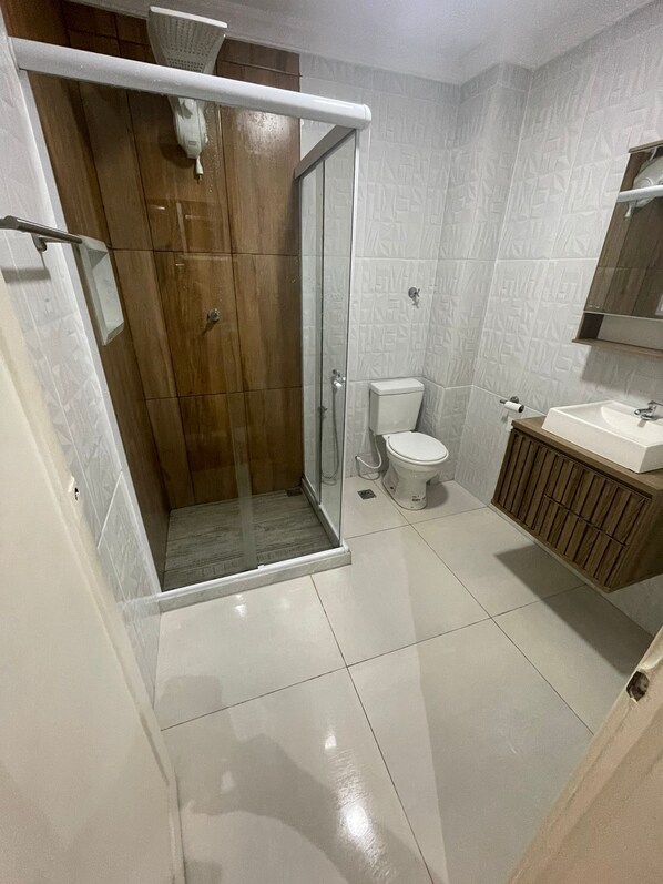 Toallas, jabón, papel de baño 