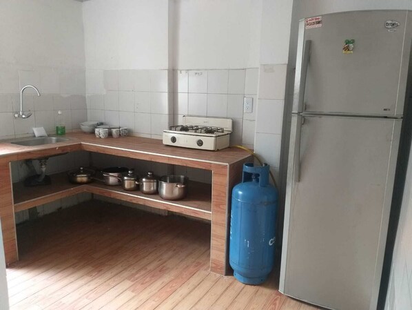 Fridge, stovetop, blender, cookware/dishes/utensils