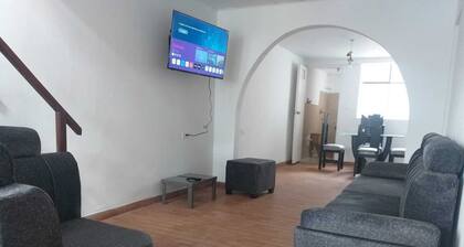 La casa estĂĄ ubicada cerca al centro, parqueadero gratis para vehĂculo mediano.