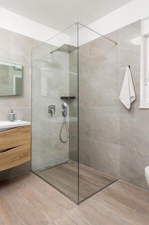 Shower, hair dryer, towels