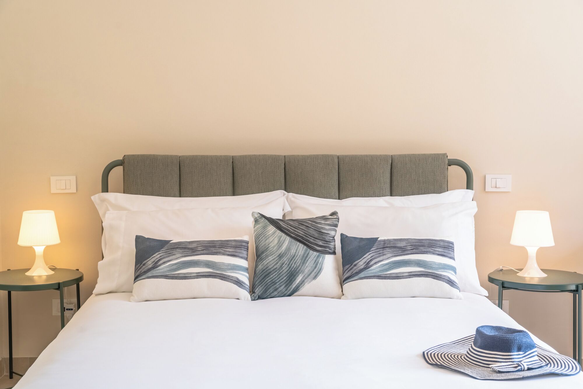 1 Schlafzimmer, Zimmersafe, Schreibtisch, Bügeleisen/Bügelbrett