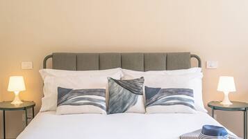 1 Schlafzimmer, Zimmersafe, Schreibtisch, Bügeleisen/Bügelbrett