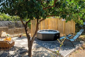 Outdoor spa tub - L'Arancio e i Pesci Rossi (Calatabiano)