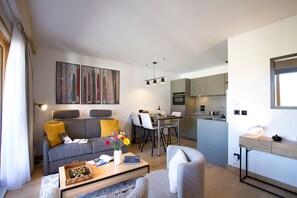 Smart TV, caminetto, studio