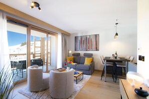 Smart TV, chimenea y oficina 