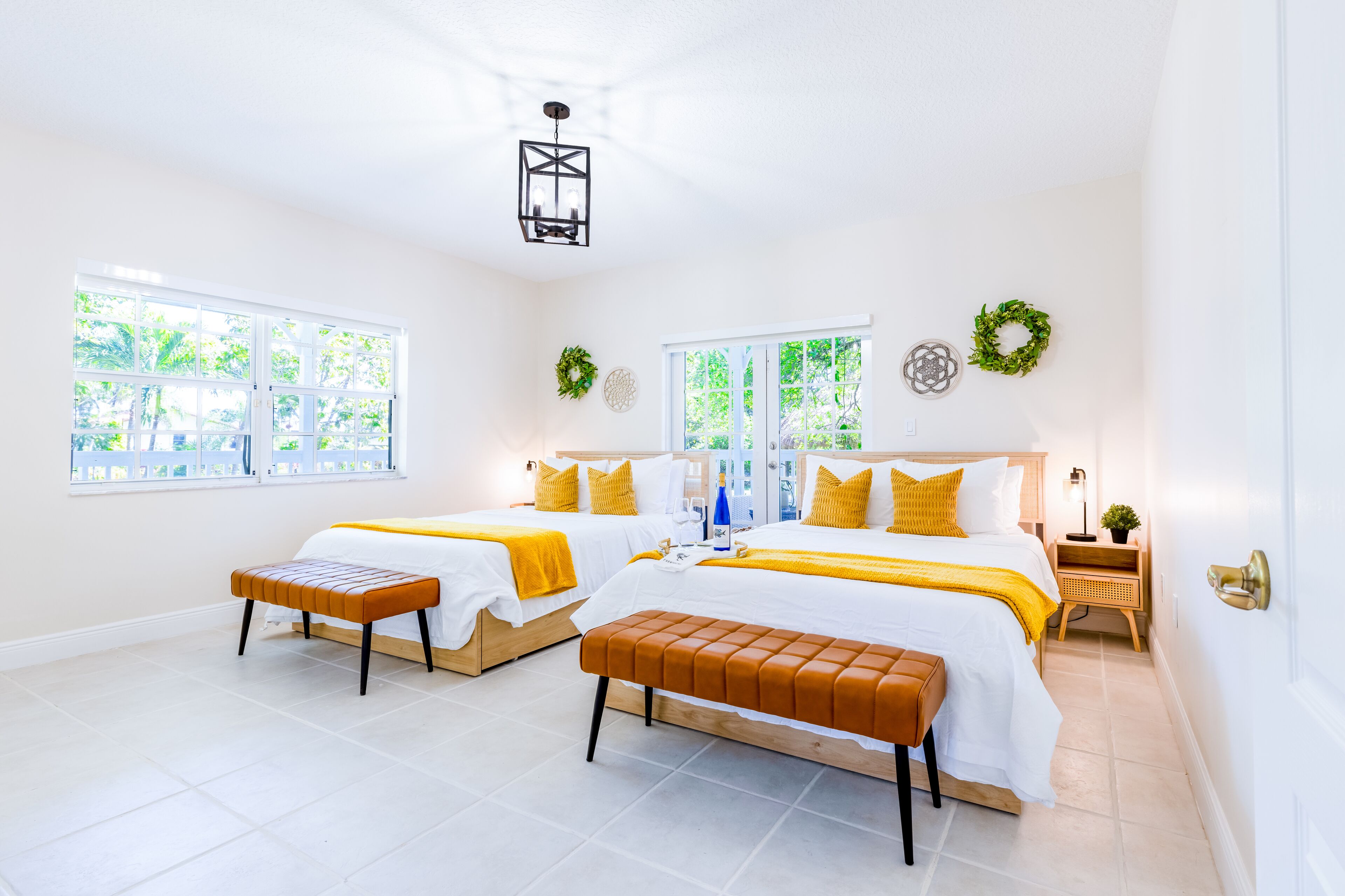 3 室のベッドルーム、セーフティボックス (室内)、デスク、アイロン / アイロン台