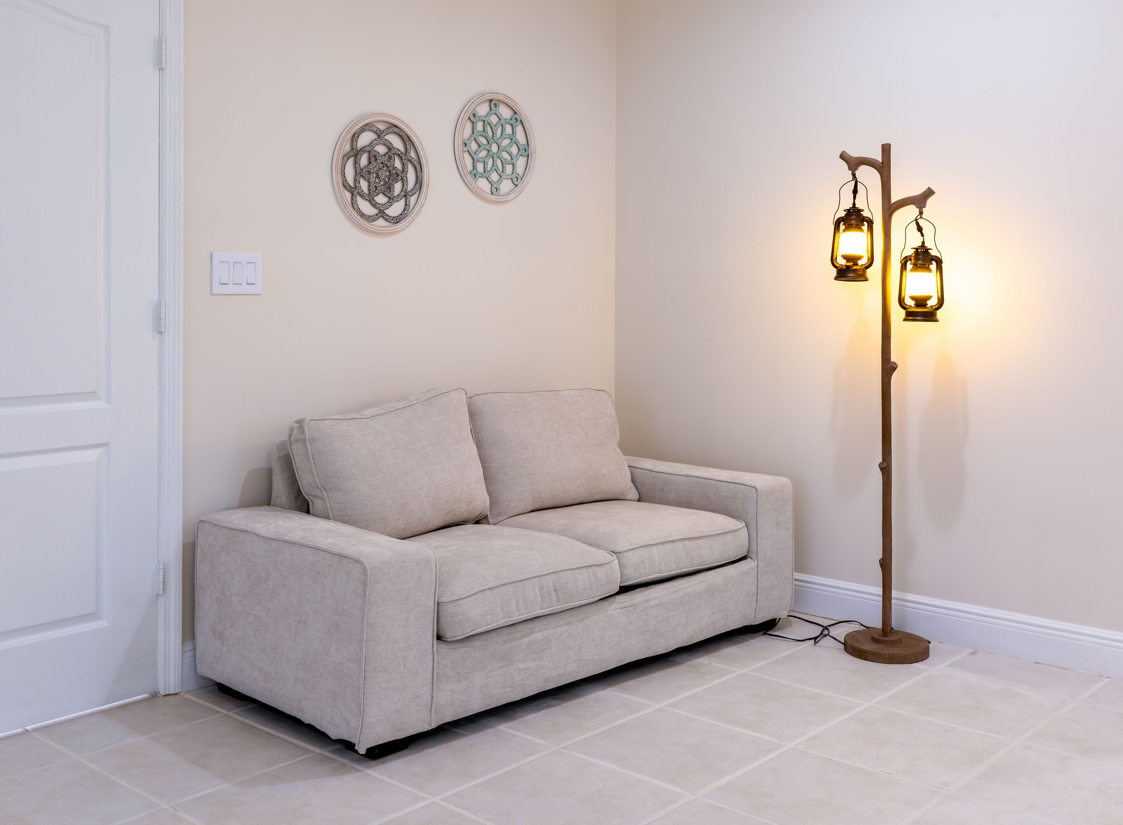 Tél éviseur connecté, foyer, table de ping-pong, livres