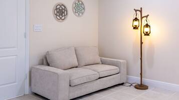 Téléviseur connecté, foyer, table de ping-pong, livres