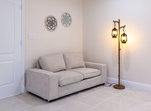 Smart TV, chimenea, tenis de mesa y libros 