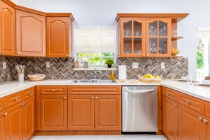 Frigorífic, microones, forn i placa de cuina 