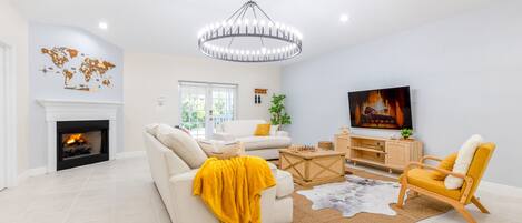 Smart TV, chimenea, mesa de ping pong, libros