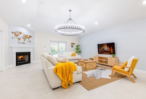 Smart TV, chimenea, tenis de mesa y libros 