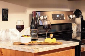 Cafetera y tetera, refrigerador, microondas y horno