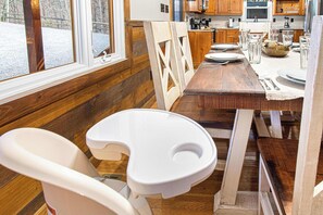 Cafetera y tetera, refrigerador, microondas y horno