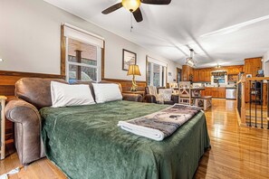 3 bedrooms, desk, iron/ironing board, free WiFi