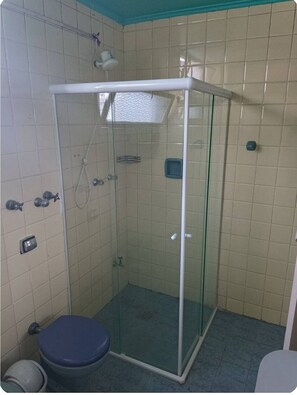 Shower, towels, toilet paper - COMFORTABLE APARTMENT GONZAGA WITH BALCONY VIEW OF THE SEA IN THE BEST SPOT ON CANAL 3 BEACH  (Gonzaga Santos)