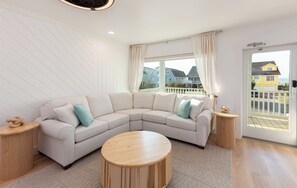 TV - Brand new home 'Totally Decked Out' - Dog-Friendly, 4 bedrooms, 3 bathrooms, and stunning views. (Holden Beach)