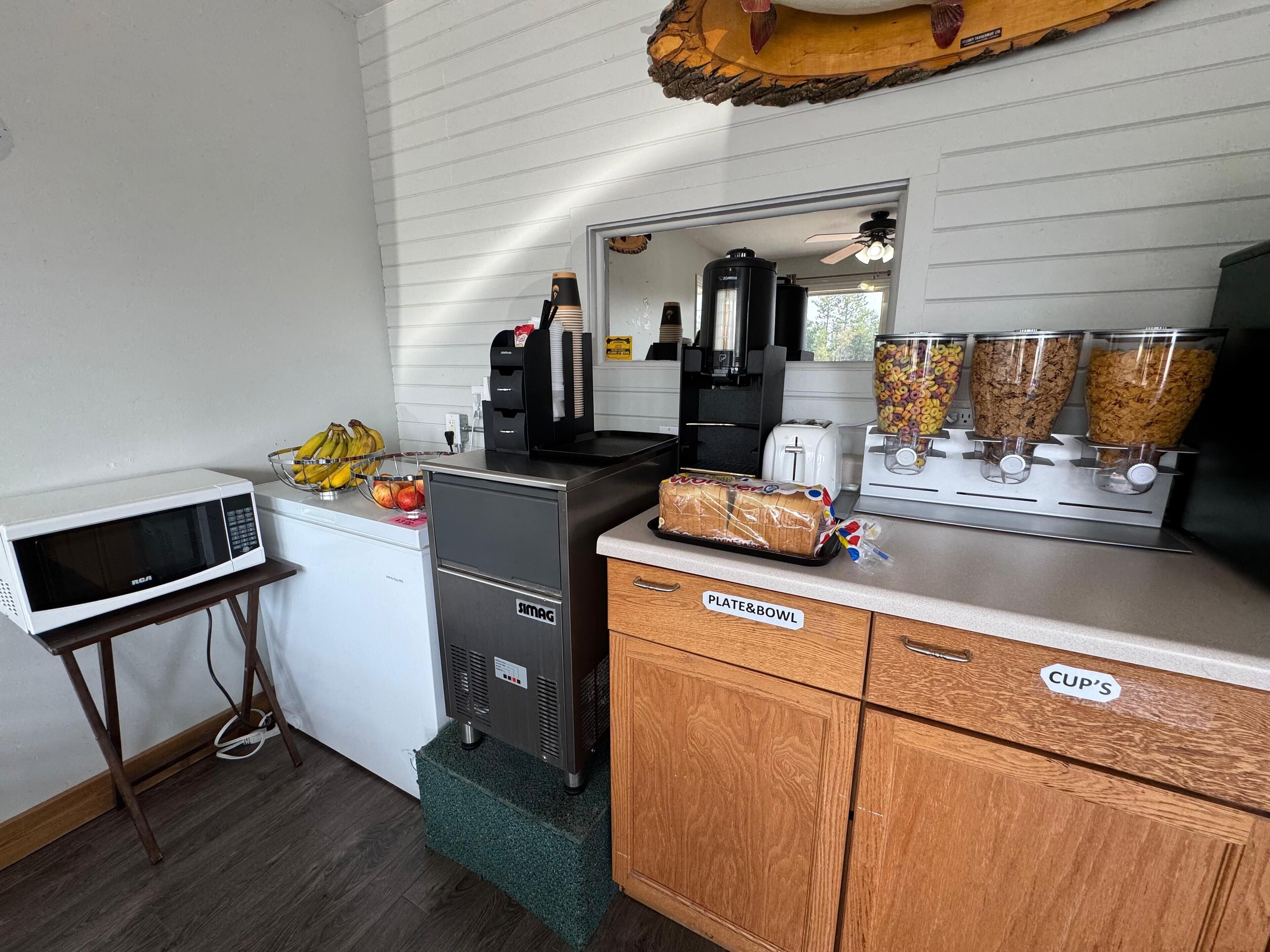 朝食 (コンチネンタル ブレックファスト)、毎日提供 (無料)