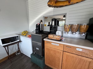 Free daily continental breakfast - NORTHSIDE MOTEL (Vermilion Bay)