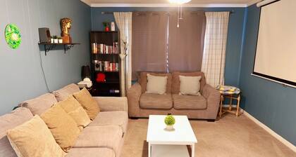 Cozy, gallery-inspired stay, 5min to Fort Liberty