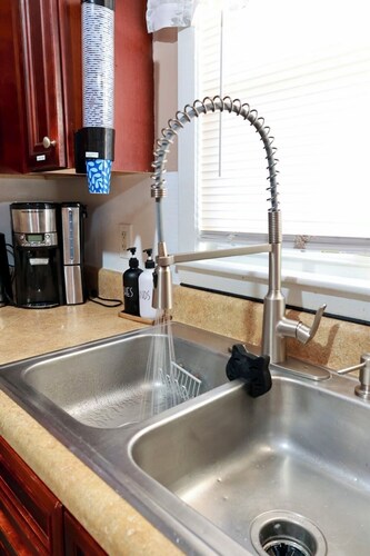 Cozy, gallery-inspired stay, 5min to Fort Liberty